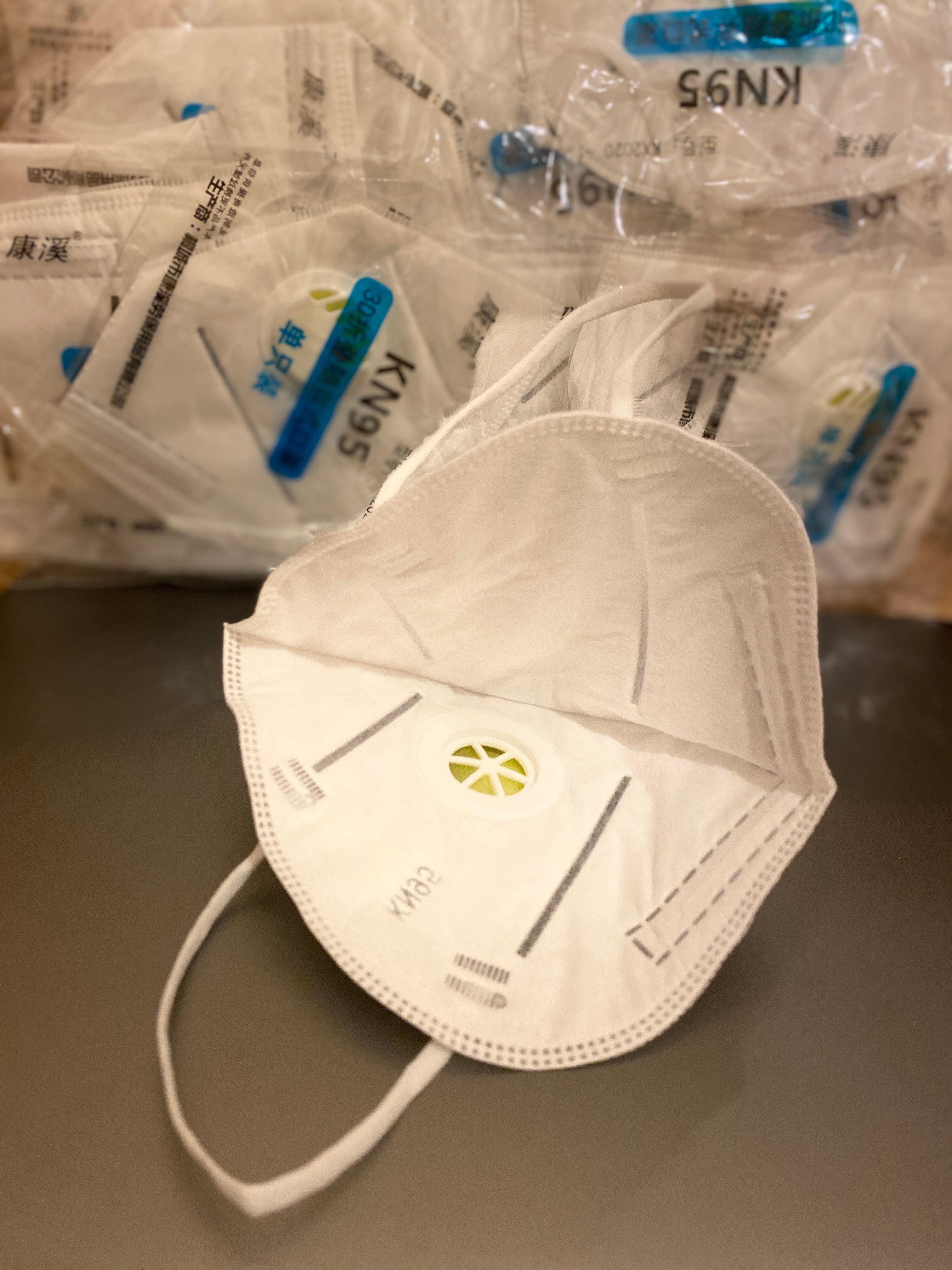 FFP2 KN95 N95 Face Mask With Vent Valve Medical Surgical Flu Virus Bacteria FFP2 KN95 N95 Face Mask With Vent Valve Medical Surgical Flu Virus Bacteria