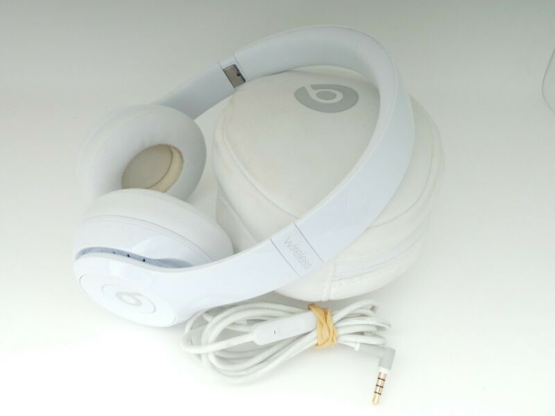 Beats by Dr. Dre Solo 3 Wireless Bluetooth Headband Headphones Beats by Dr. Dre Solo 3 Wireless Bluetooth Headband Headphones